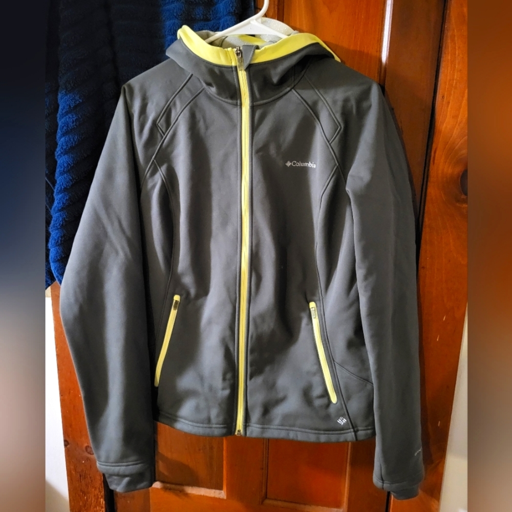 Columbia omni shield soft shell jacket, women's large. NWOT.